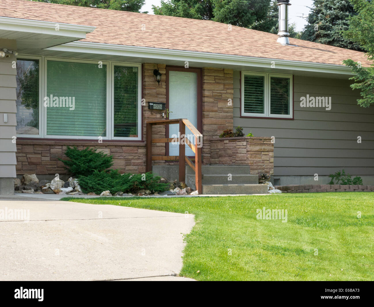 Extérieur de maison résidentiel dans quartier de classe moyenne, MT, États-Unis d'Amérique Banque D'Images