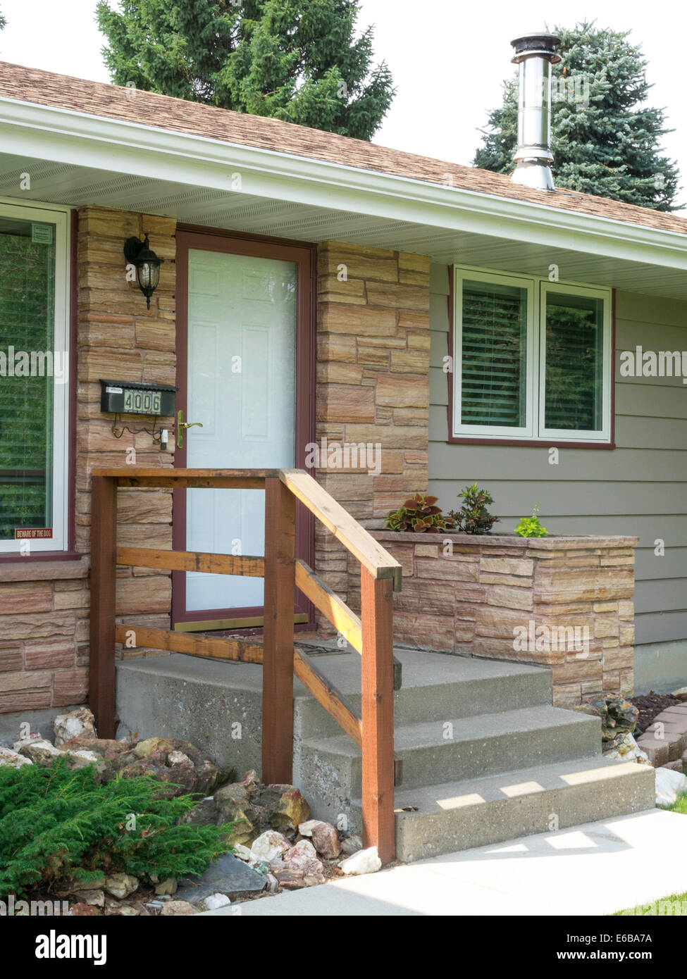 Extérieur de maison résidentiel dans quartier de classe moyenne, MT, États-Unis d'Amérique Banque D'Images