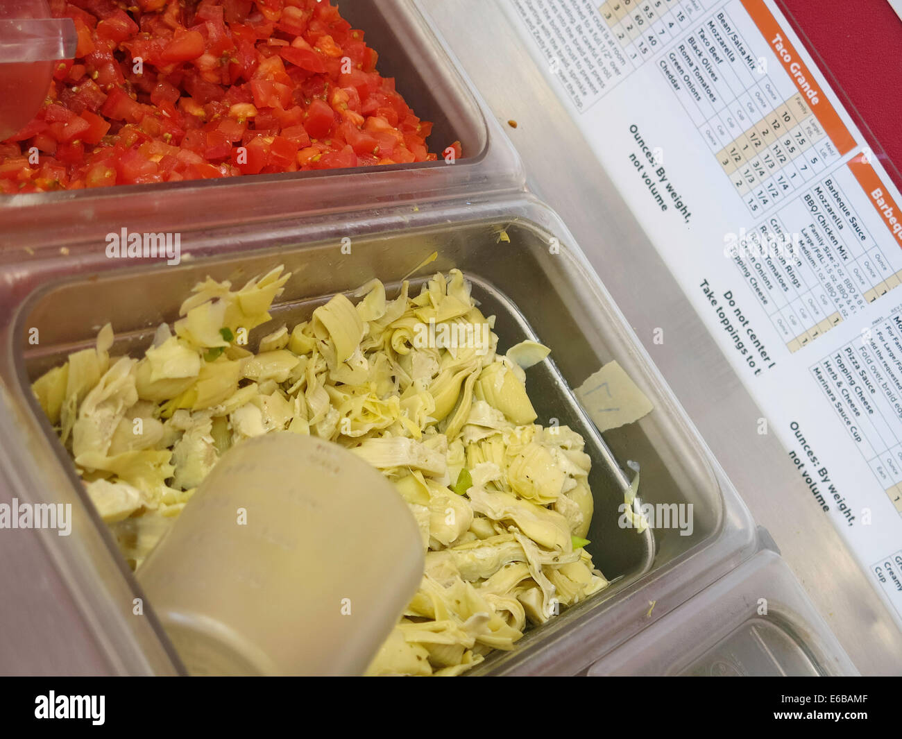 Les tomates et les artichauts, préparation des ingrédients Garniture Ligne, Papa Murphy's Pizza, USA Banque D'Images