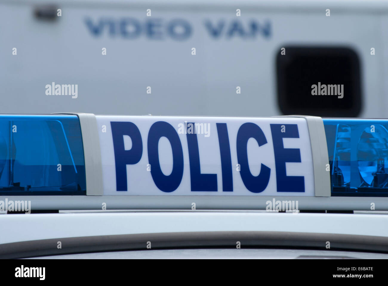 Libre de voiture de police signe avec véhicule de l'unité vidéo en arrière-plan. Banque D'Images Libre de voiture de police signe avec véhicule de l'unité vidéo en arrière-plan. Banque D'Images