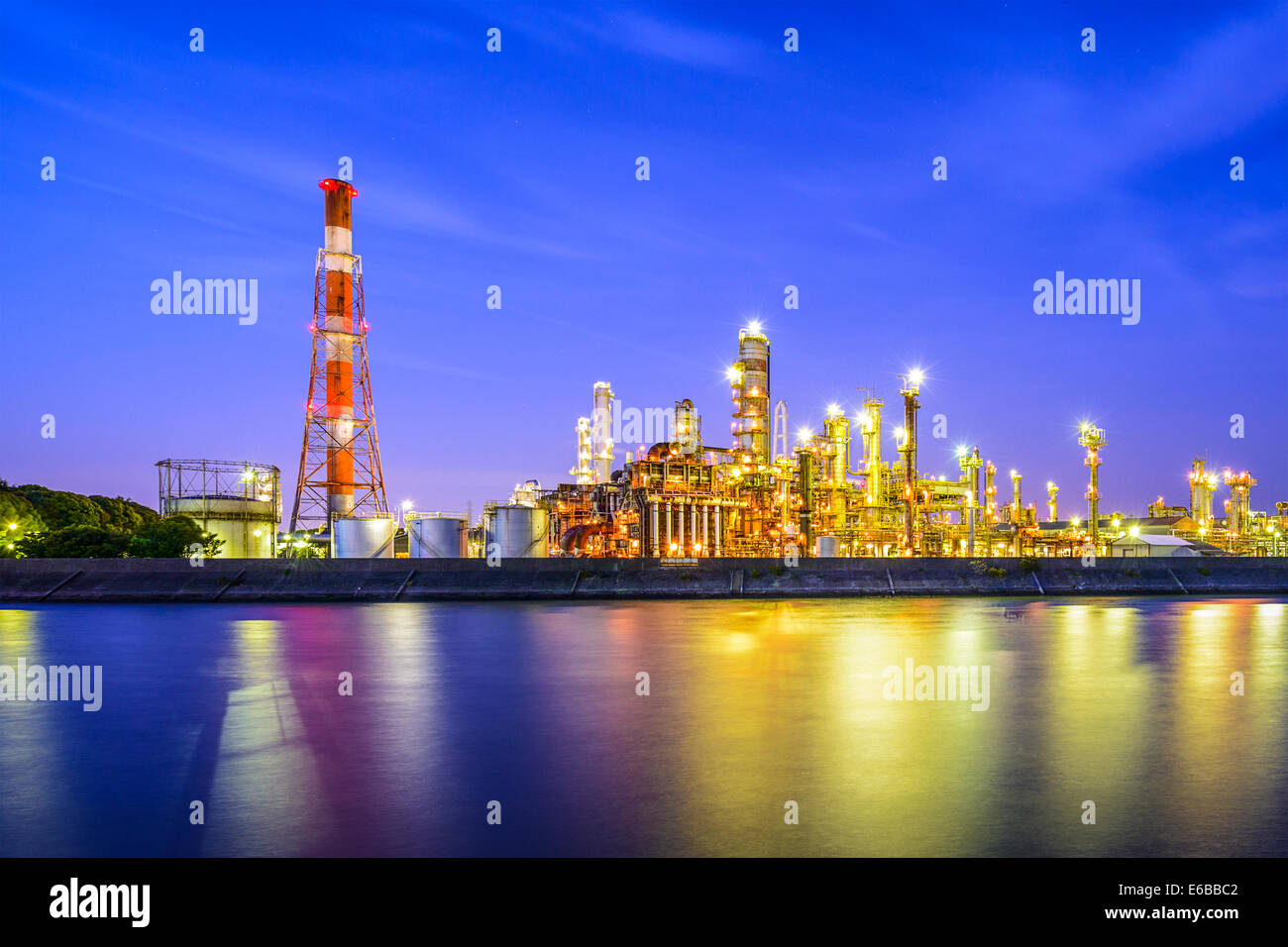 Les raffineries de pétrole line une rivière de Yokkaichi, au Japon. Banque D'Images