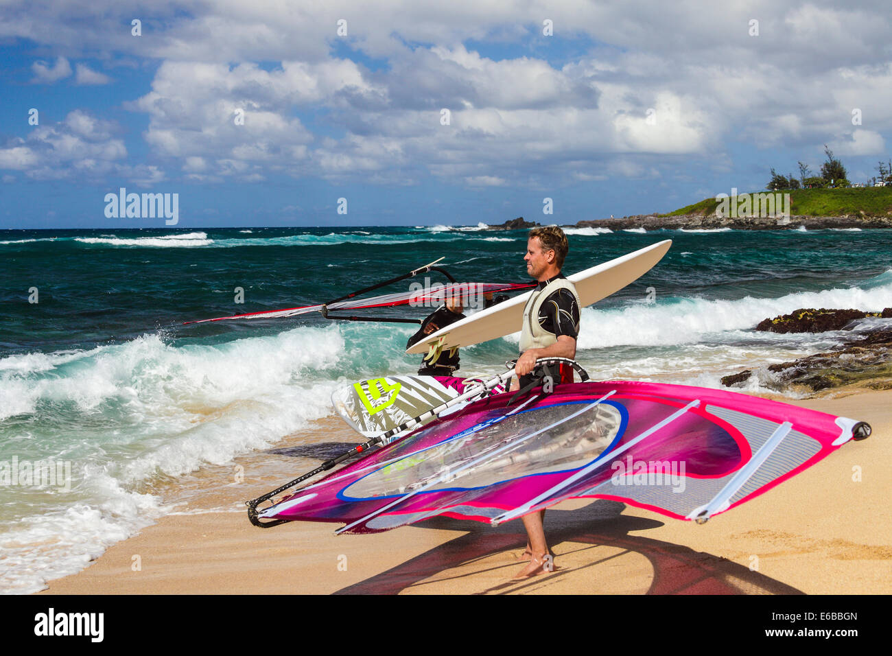 Les véliplanchistes à Maui sur Hookipa Beach Banque D'Images