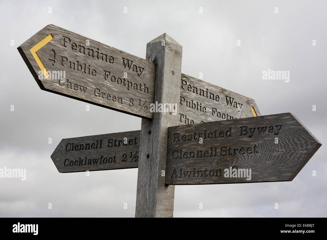 Un fingerpost Pennine Way sur le Northumberland-Scotland sur la frontière de la rue dans les Cheviots Bath Arms Banque D'Images