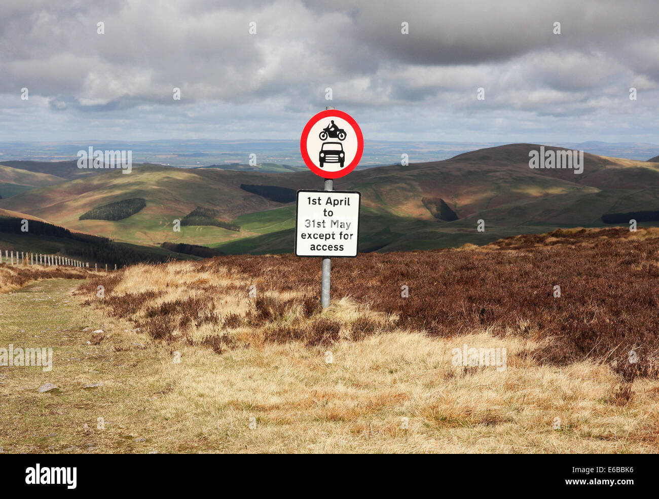 Un panneau de signalisation incongru sur la route de restriction des véhicules haut dans les collines Cheviot, du côté écossais de la frontière Banque D'Images
