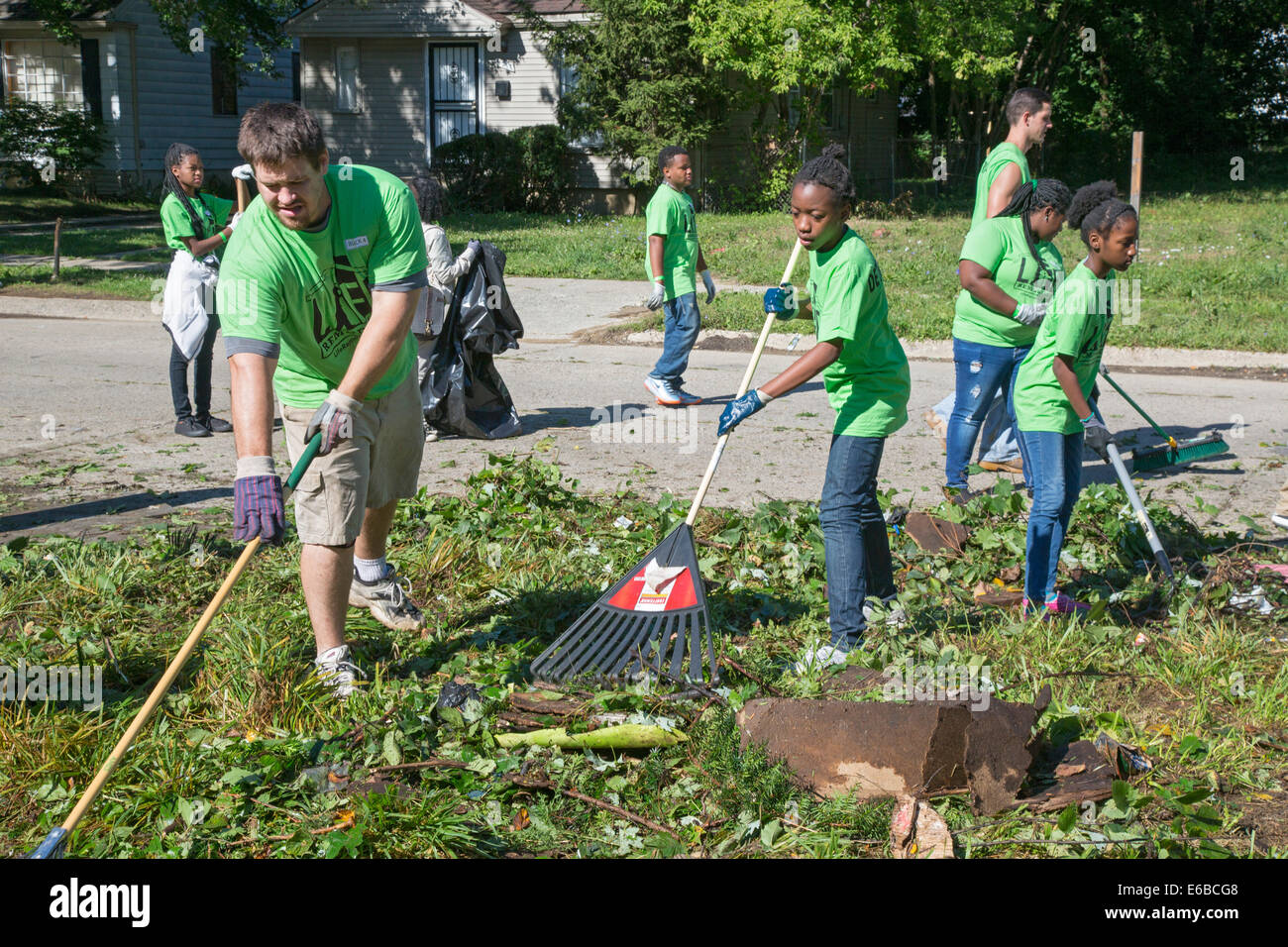 Detroit, Michigan - Bénévoles nettoyer un quartier défavorisé pendant une semaine de l'initiative d'amélioration de la communauté. Banque D'Images