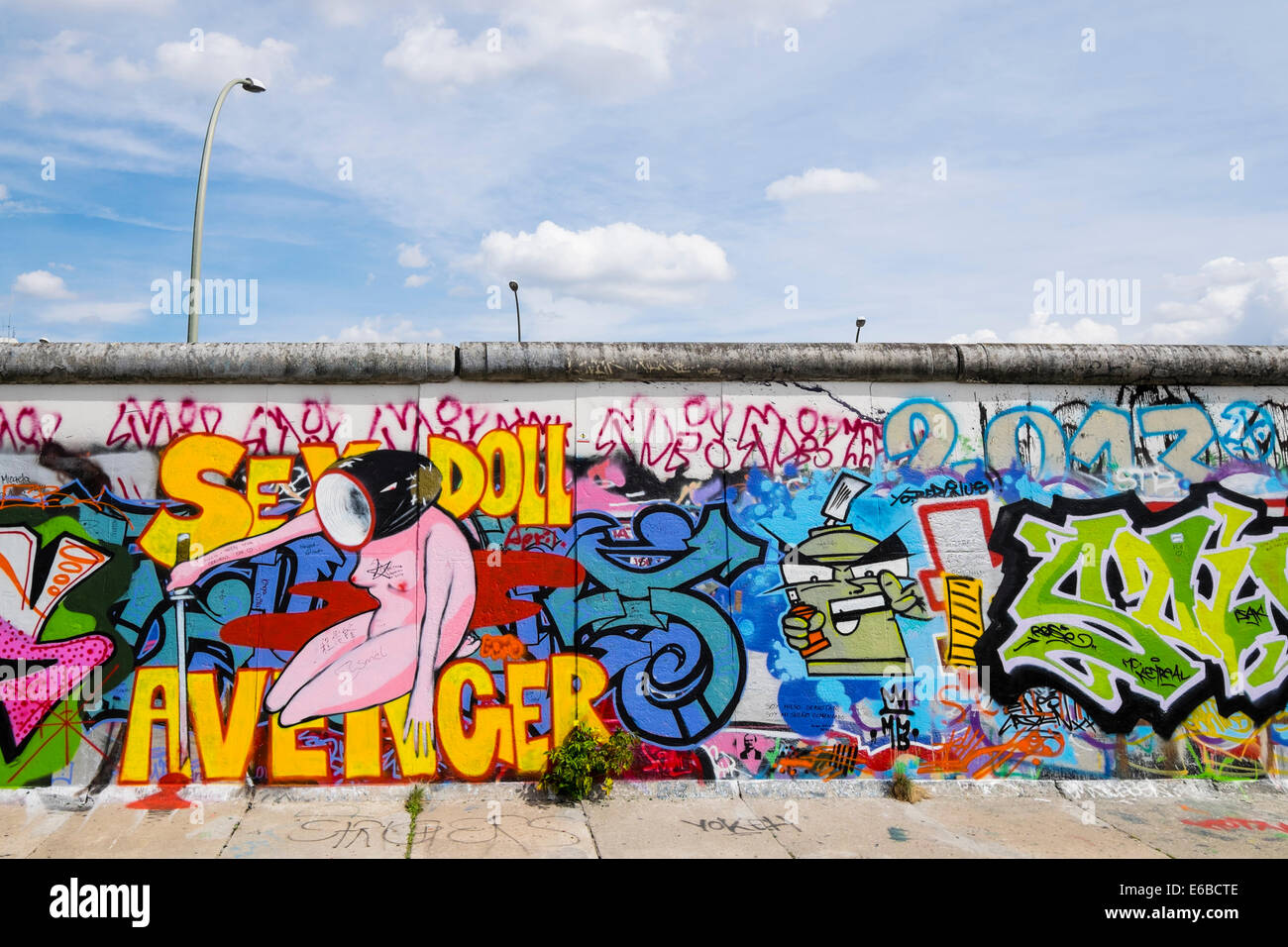 Graffiti sur l'article original du mur de Berlin à l'East Side Gallery de Friedrichshain à Berlin, Allemagne Banque D'Images