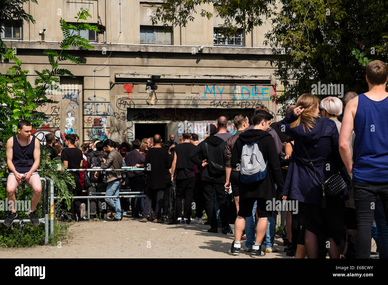 Clubbers queue devant la discothèque Berghain infâme sur un dimanche après-midi à Berlin Allemagne Banque D'Images