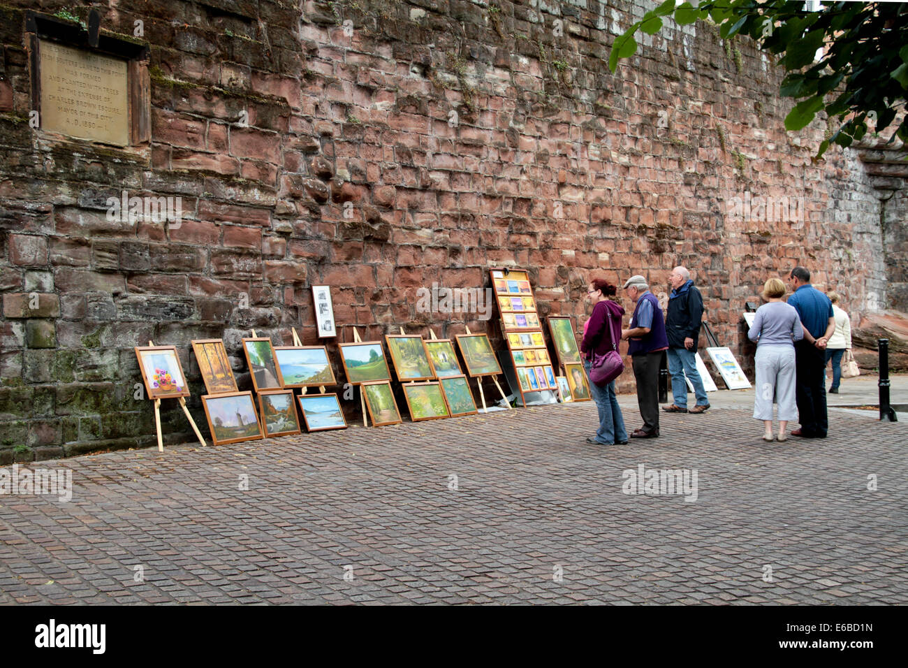 Foule de personnes regardant l'extérieur peintures à Chester Banque D'Images