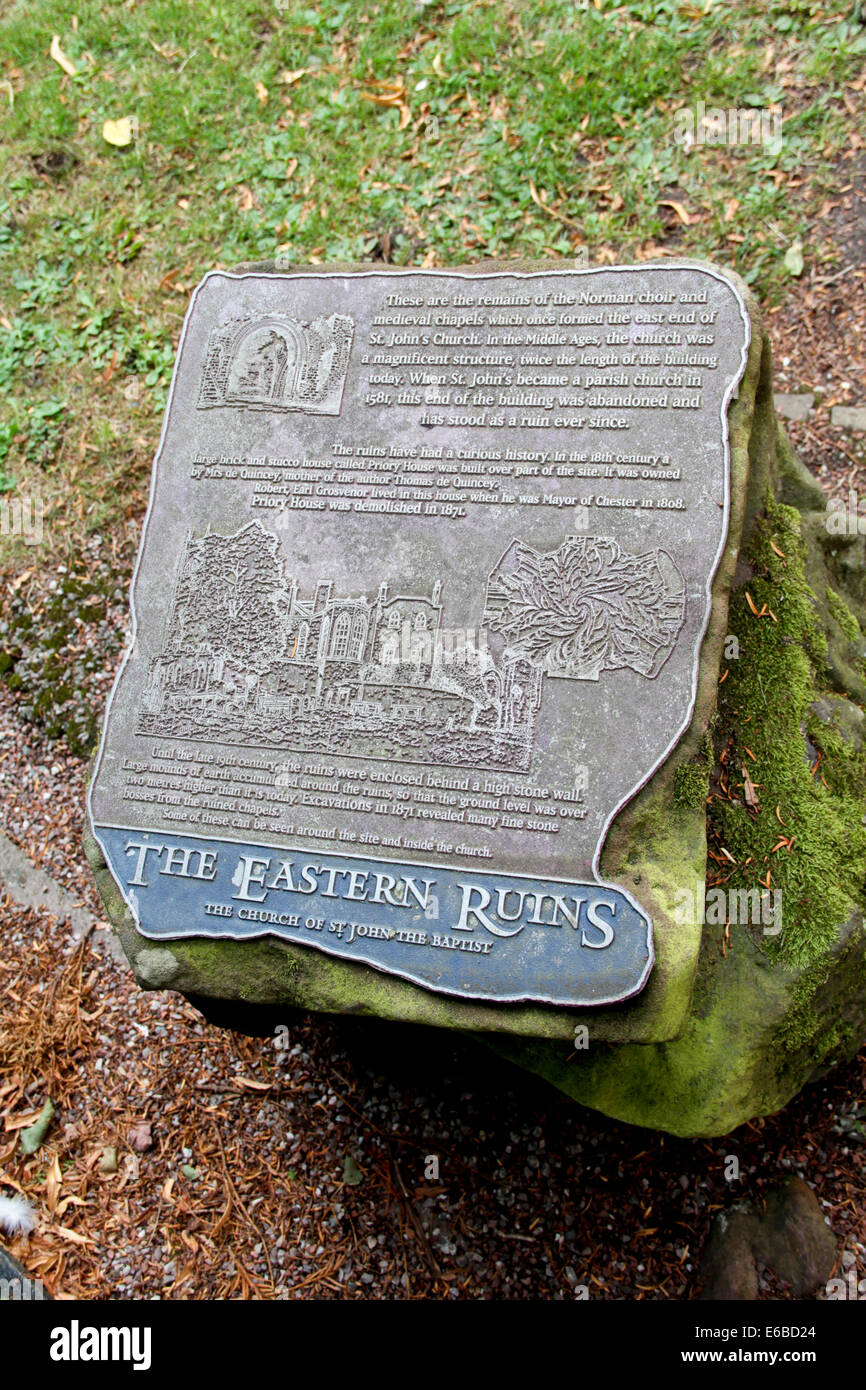 Des explications sur la plaque les ruines de l'église de St Jean l'Babtist à Chester Banque D'Images