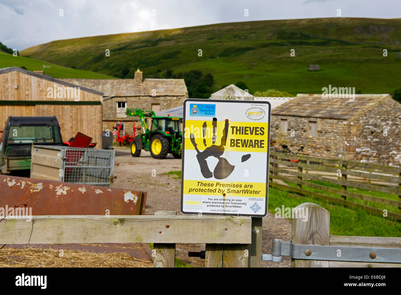 Inscrivez-Avertissement sur les voleurs, ferme la porte à l'autre dans le Swaledale, Yorkshire Dales National Park, North Yorkshire, England UK Banque D'Images