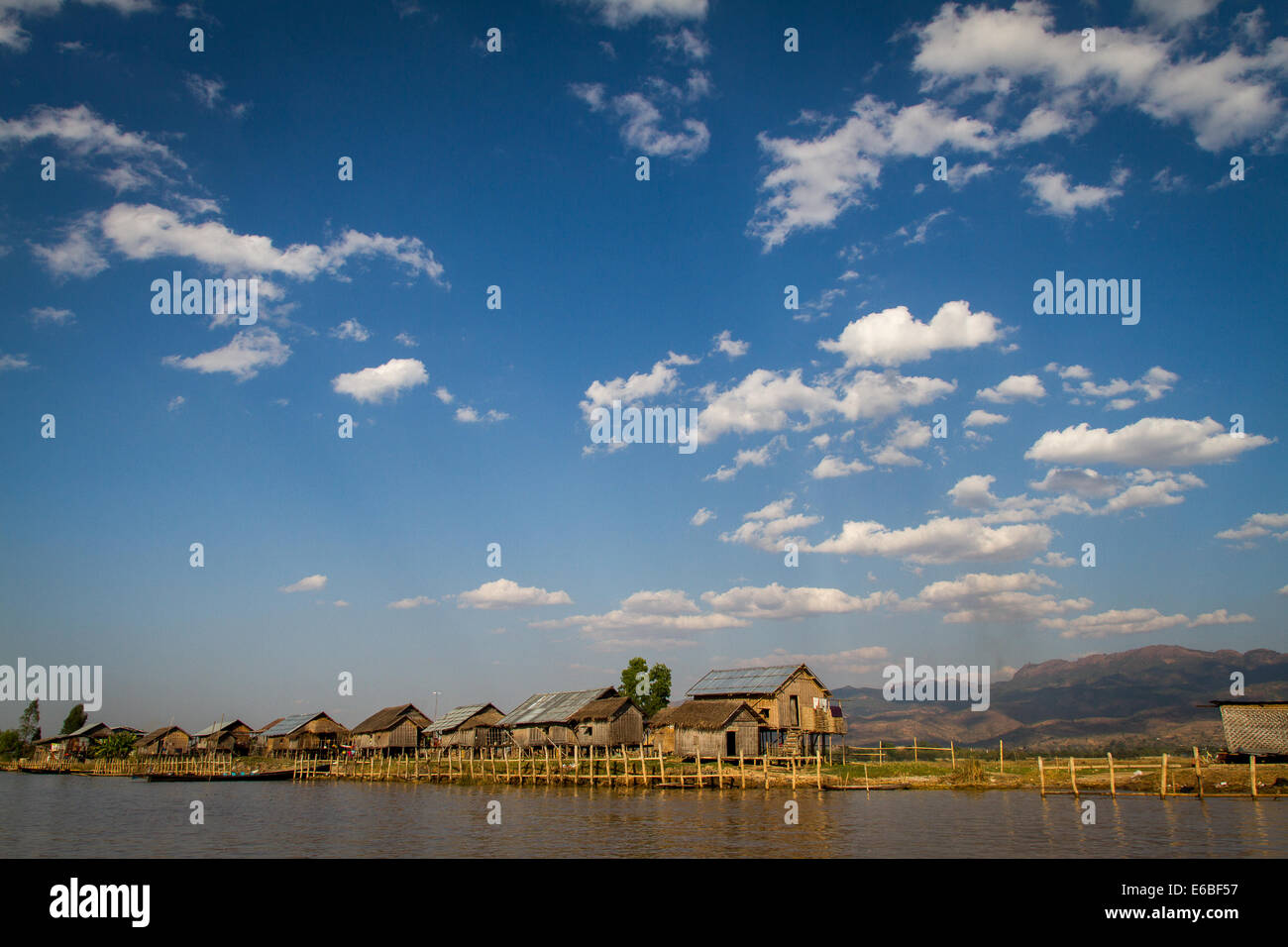 Des maisons sur pilotis, au Lac Inle, l'État de Shan, Myanmar. Photo © Sprague du Nil Banque D'Images