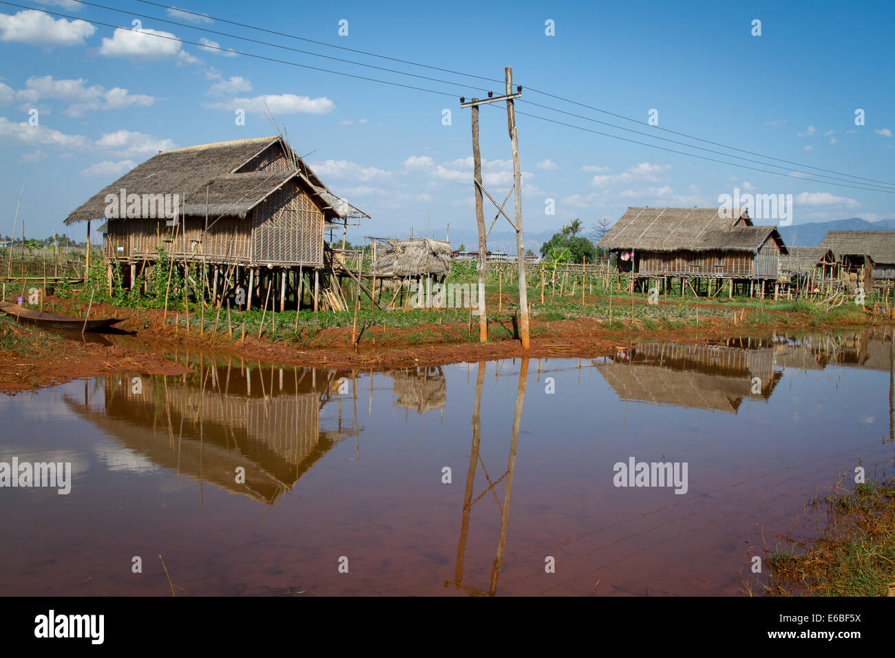 Des maisons sur pilotis et poteau électrique sur le lac Inle, l'État de Shan, Myanmar. Photo © Sprague du Nil Banque D'Images