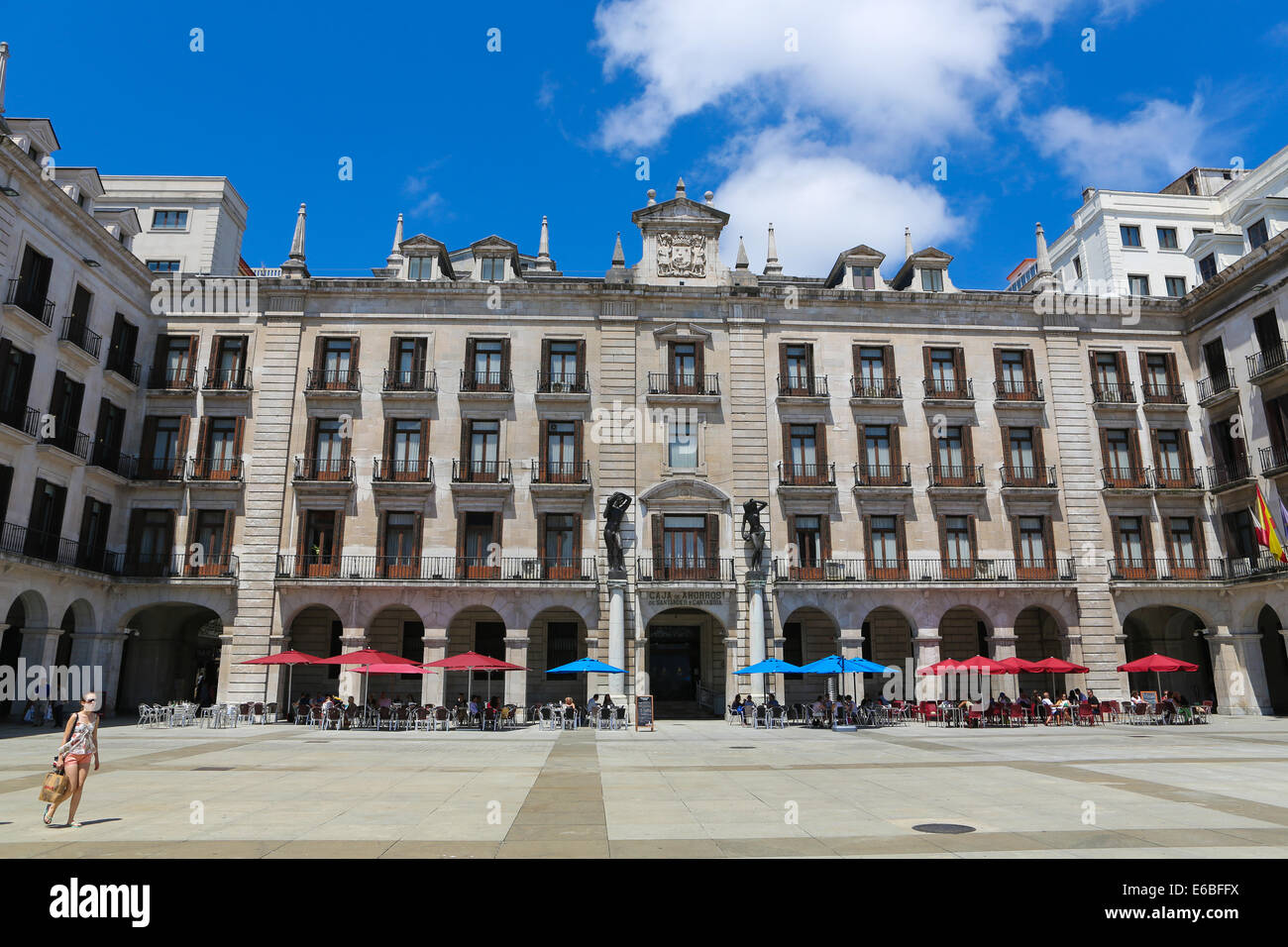 SANTANDER, ESPAGNE - 12 juillet 2014 : des personnes non identifiées, autour de la Caja de Ahorras, une célèbre banque mondiale à Santander Banque D'Images