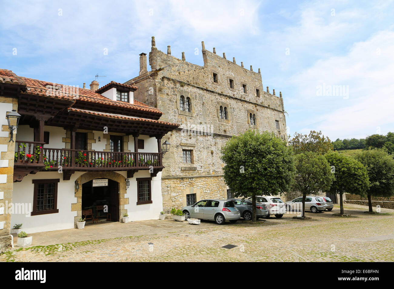 Rue avec une architecture typique à Santillana del Mar, une célèbre ville historique en Cantabrie, Espagne. Banque D'Images