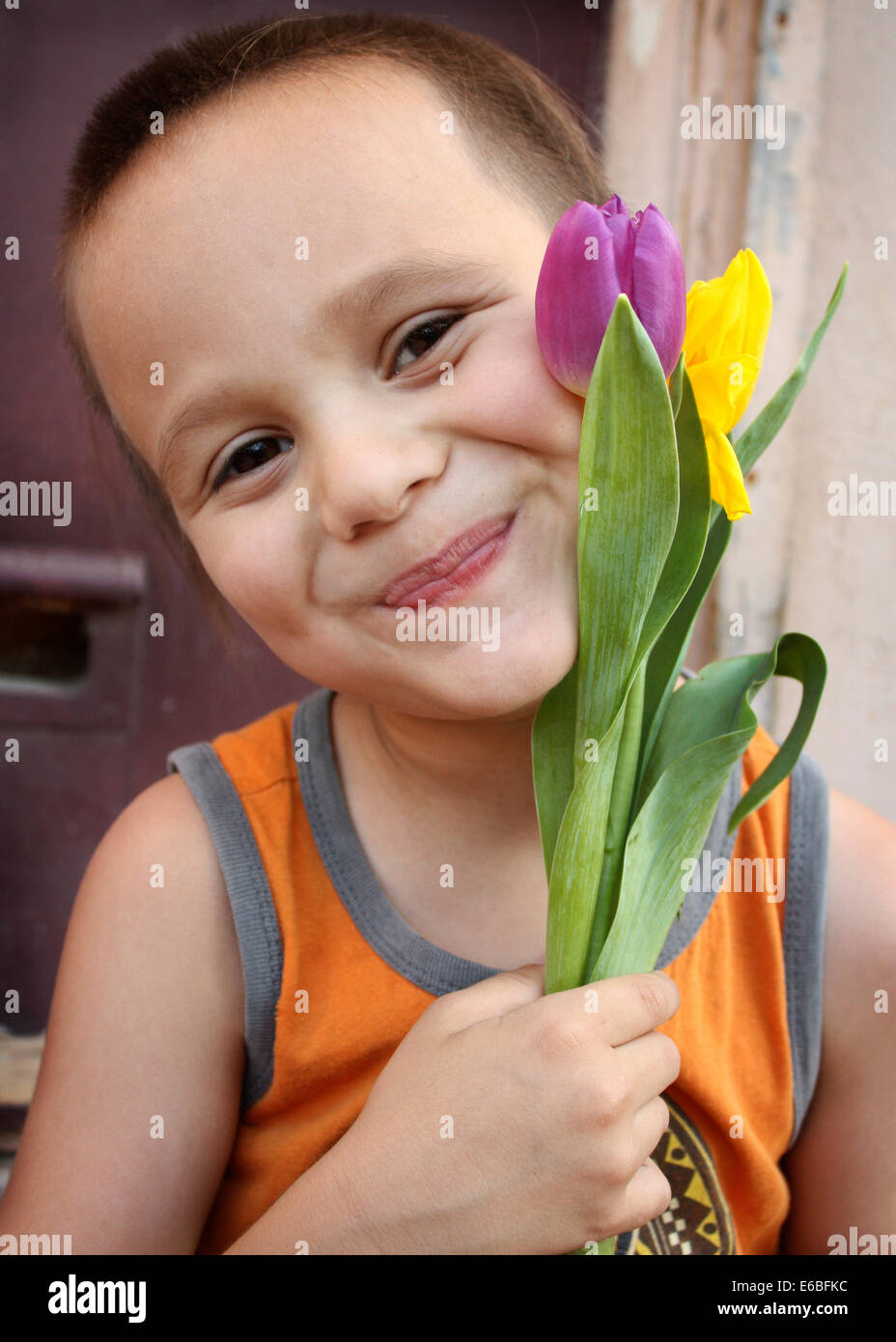 Petit garçon avec des tulipes Banque D'Images