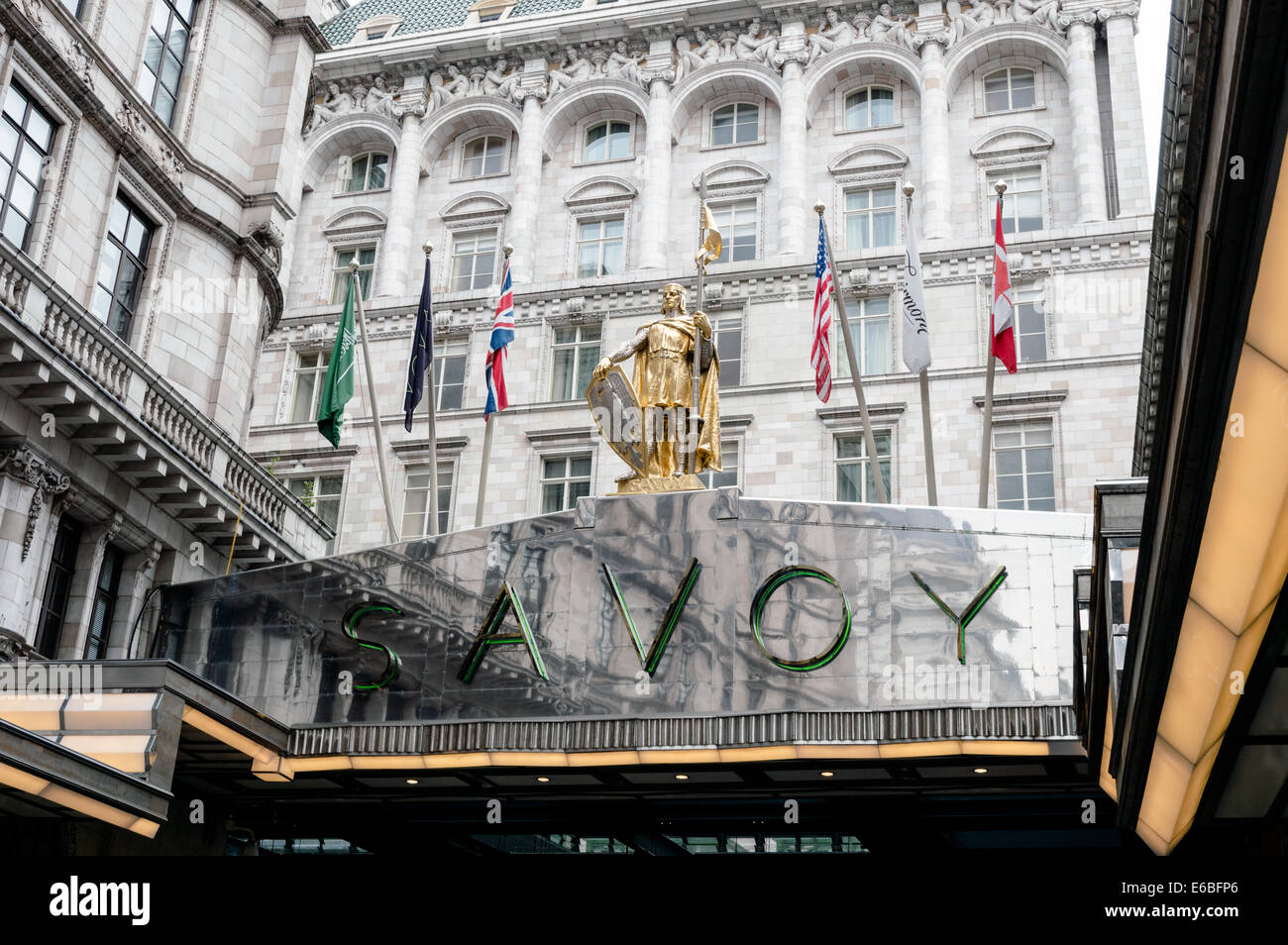 Sculpture, drapeaux et signer à l'entrée principale de l'Hôtel Savoy, Knightsbridge, Londres Banque D'Images