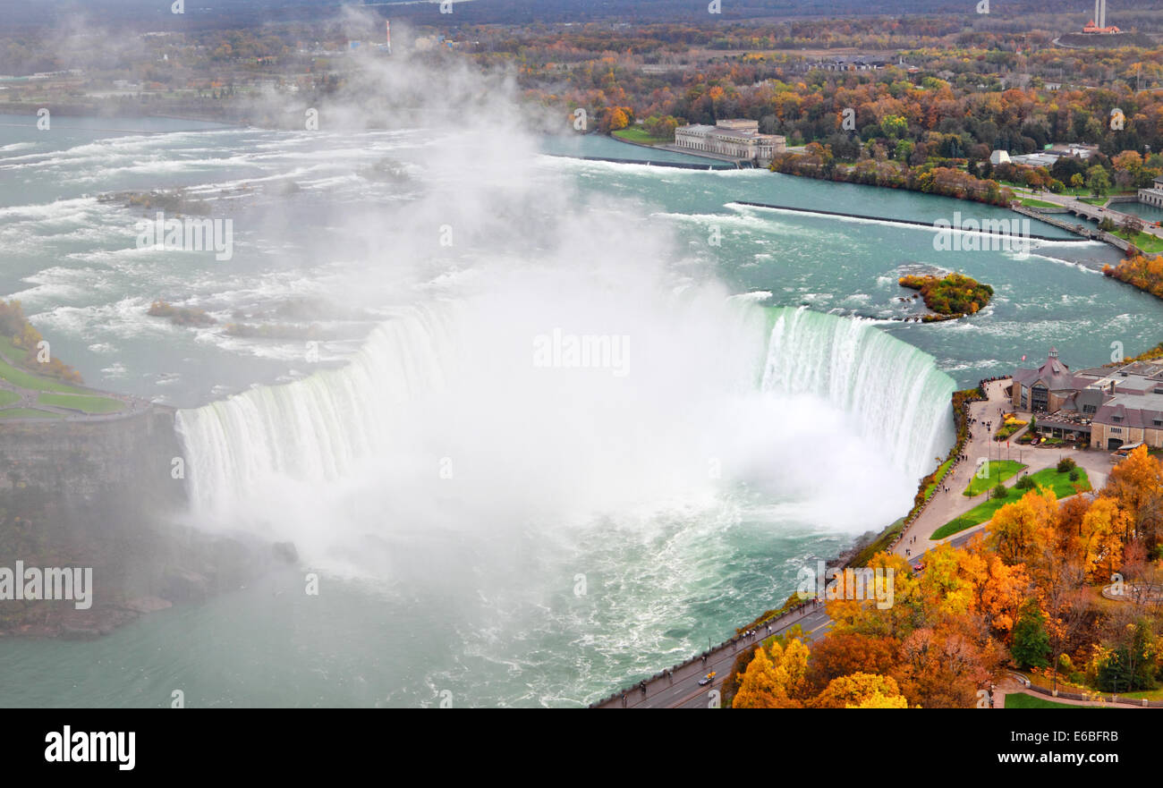 Niagara Falls avec des couleurs d'automne Banque D'Images