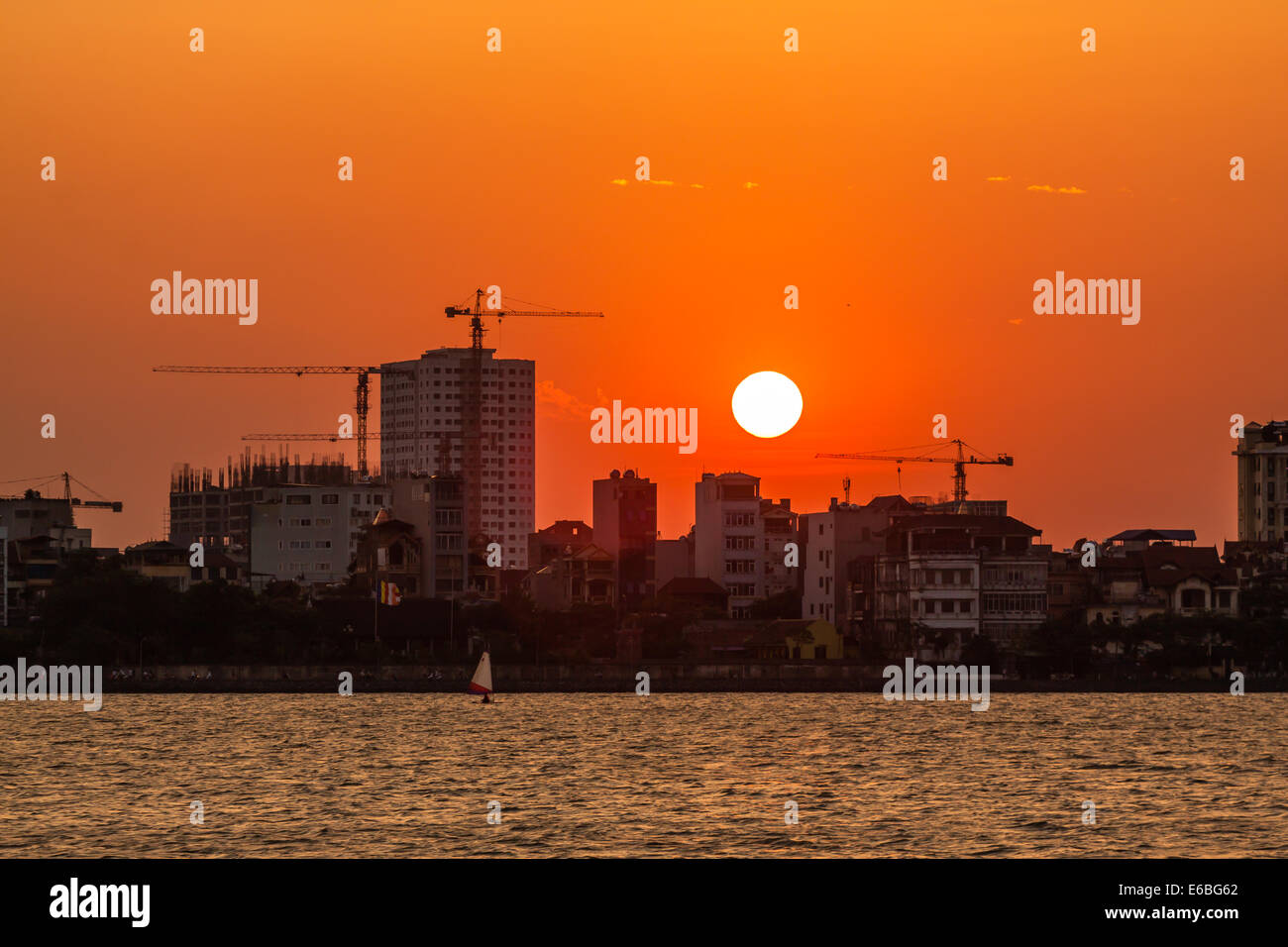 Coucher du soleil sur le lac de l'Ouest, Tay Ho, Hanoi, Vietnam Banque D'Images