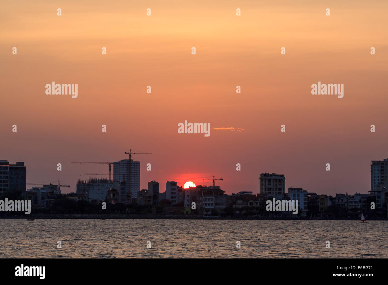 Coucher du soleil sur le lac de l'Ouest, Tay Ho, Hanoi, Vietnam Banque D'Images