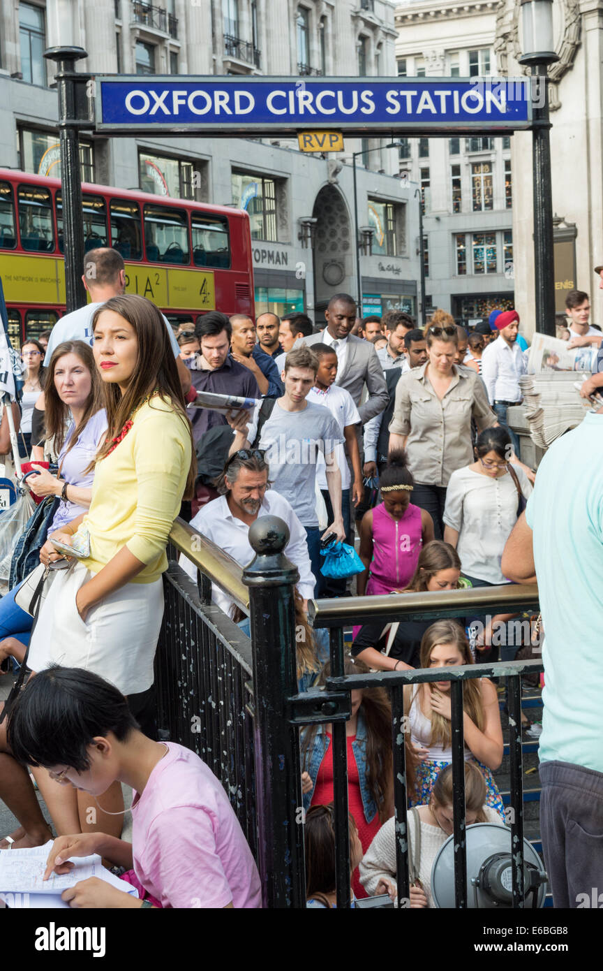 Consommateurs et aux touristes en ordre décroissant les étapes de la station de métro Oxford Circus, Londres Banque D'Images