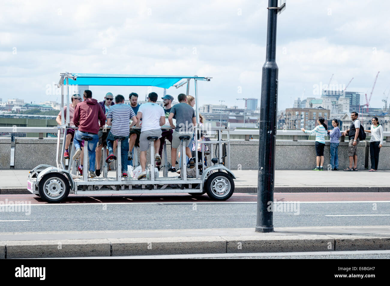 Mulit Pedibus cycle personne sur le pont de Londres Banque D'Images