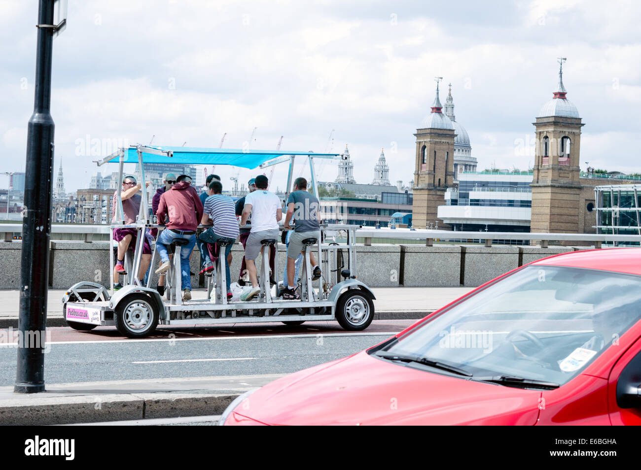 Mulit Pedibus cycle personne sur le pont de Londres Banque D'Images