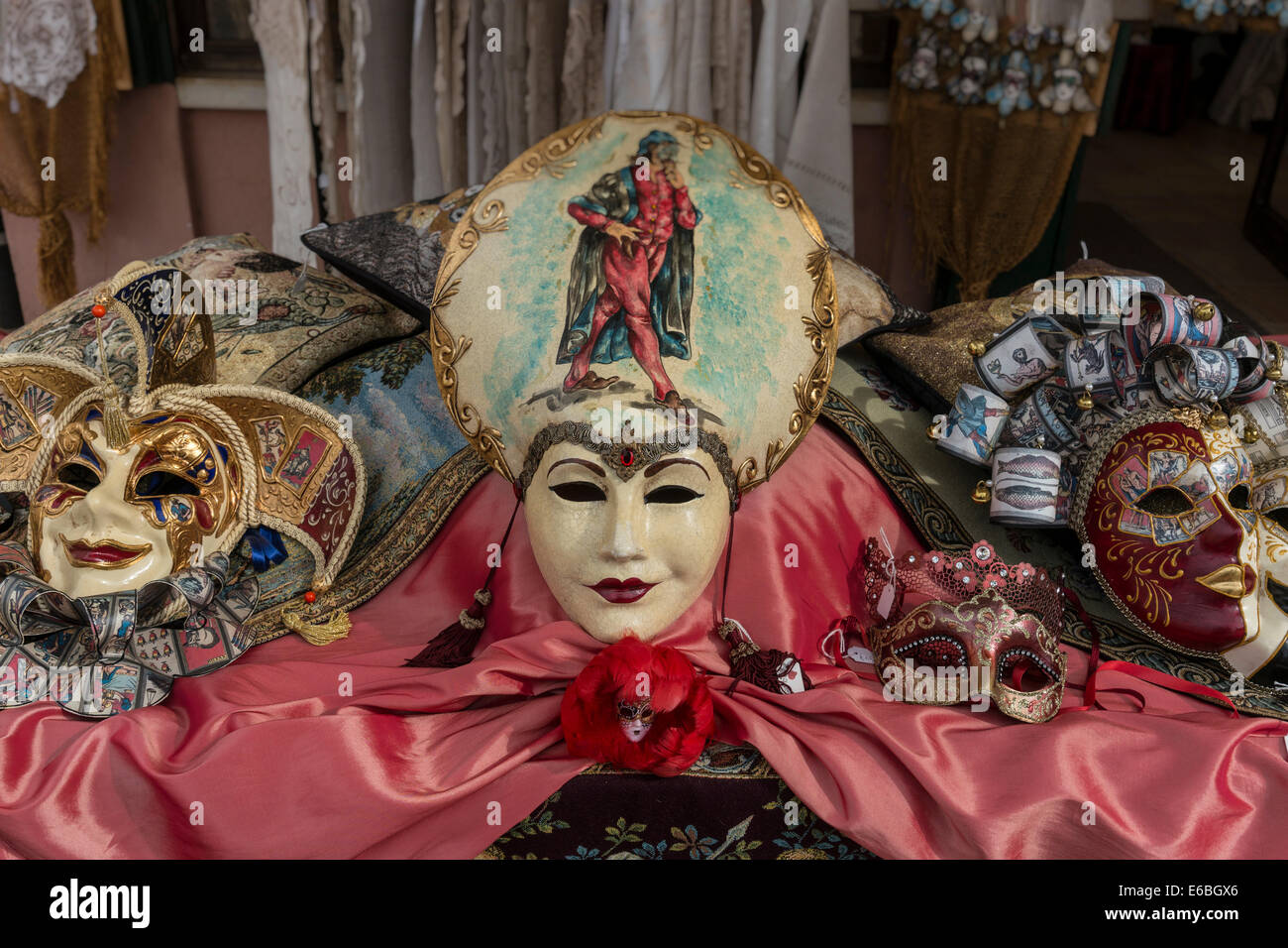 Un Carnaval Commedia dell'Arte mask afficher dans la fenêtre d'une boutique le long d'un des principaux axes de circulation piétonne à Venise. Banque D'Images