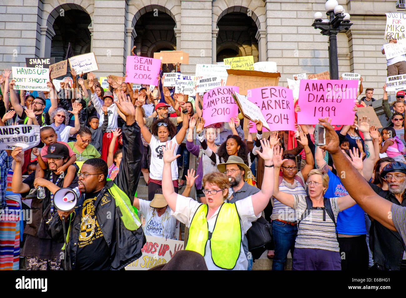 Denver, Colorado USA - 19 août 2014. La foule chante 'hands up don't shoot' à la capitale de l'État après une marche à partir de la 24e Rue et Welton en cinq points de Denver à la capitale de l'Etat quartier à l'appui de 18 ans Michael Brown qui a été abattu par un policier le 9 août dans la région de Ferguson, Missouri. (C) Ed Endicott/Alamy Live News Banque D'Images