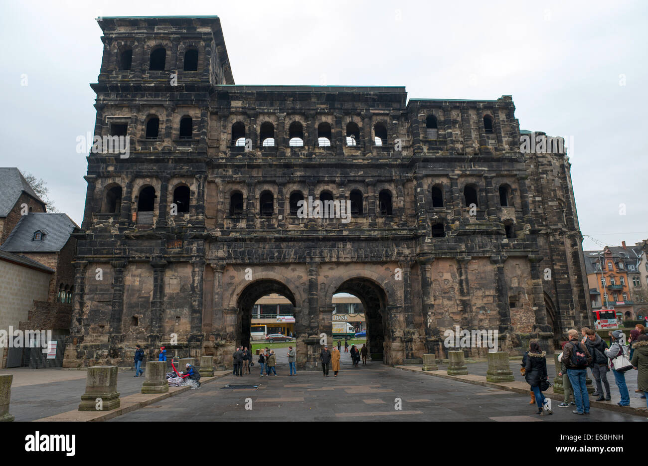 Vue sur la Porta Nigra - antique porte romaine de Trèves, Allemagne Banque D'Images