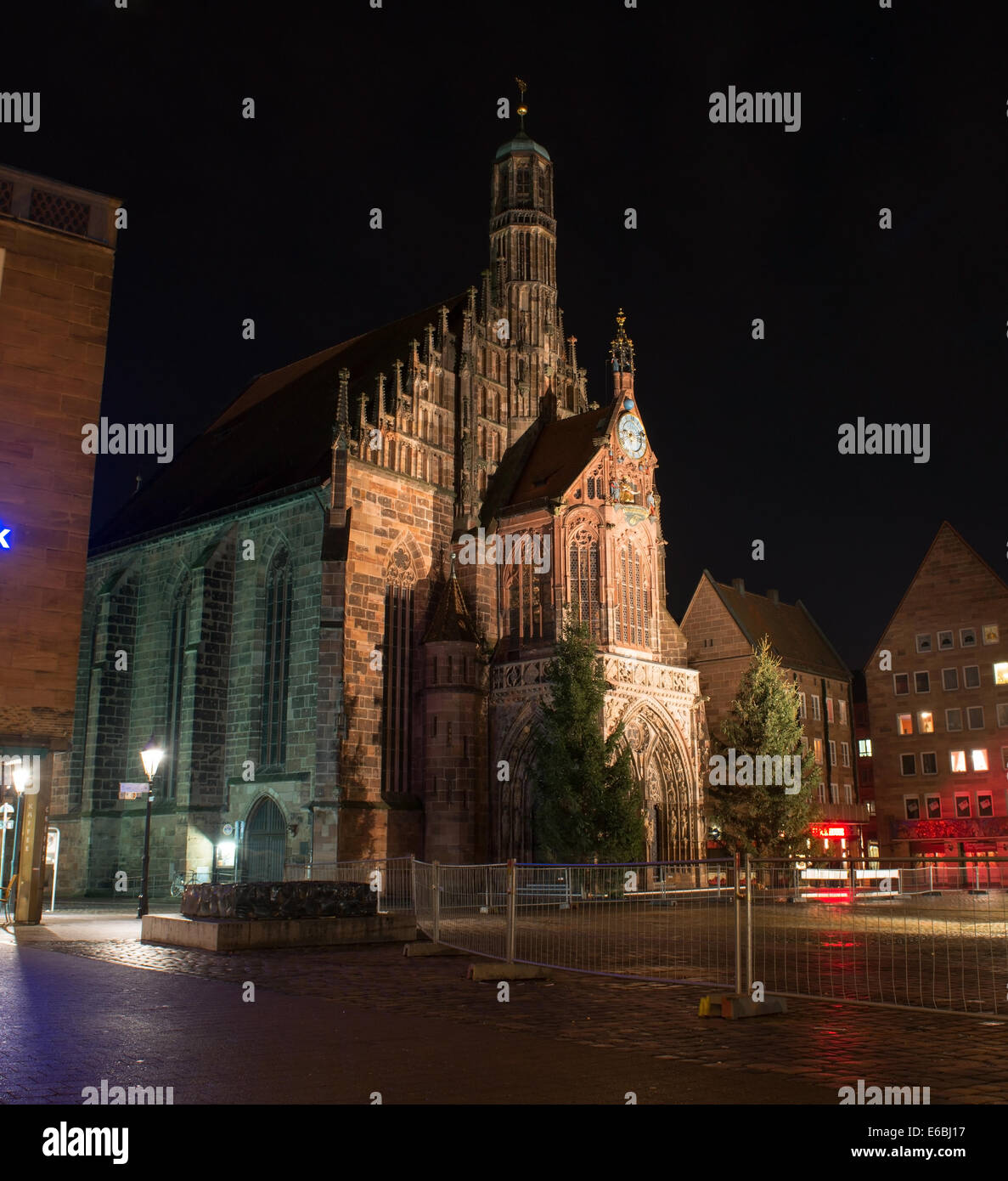 Vue sur l'église Frauenkirche (Eglise) suis la Hauptmarkt de nuit à Nuremberg, Allemagne Banque D'Images
