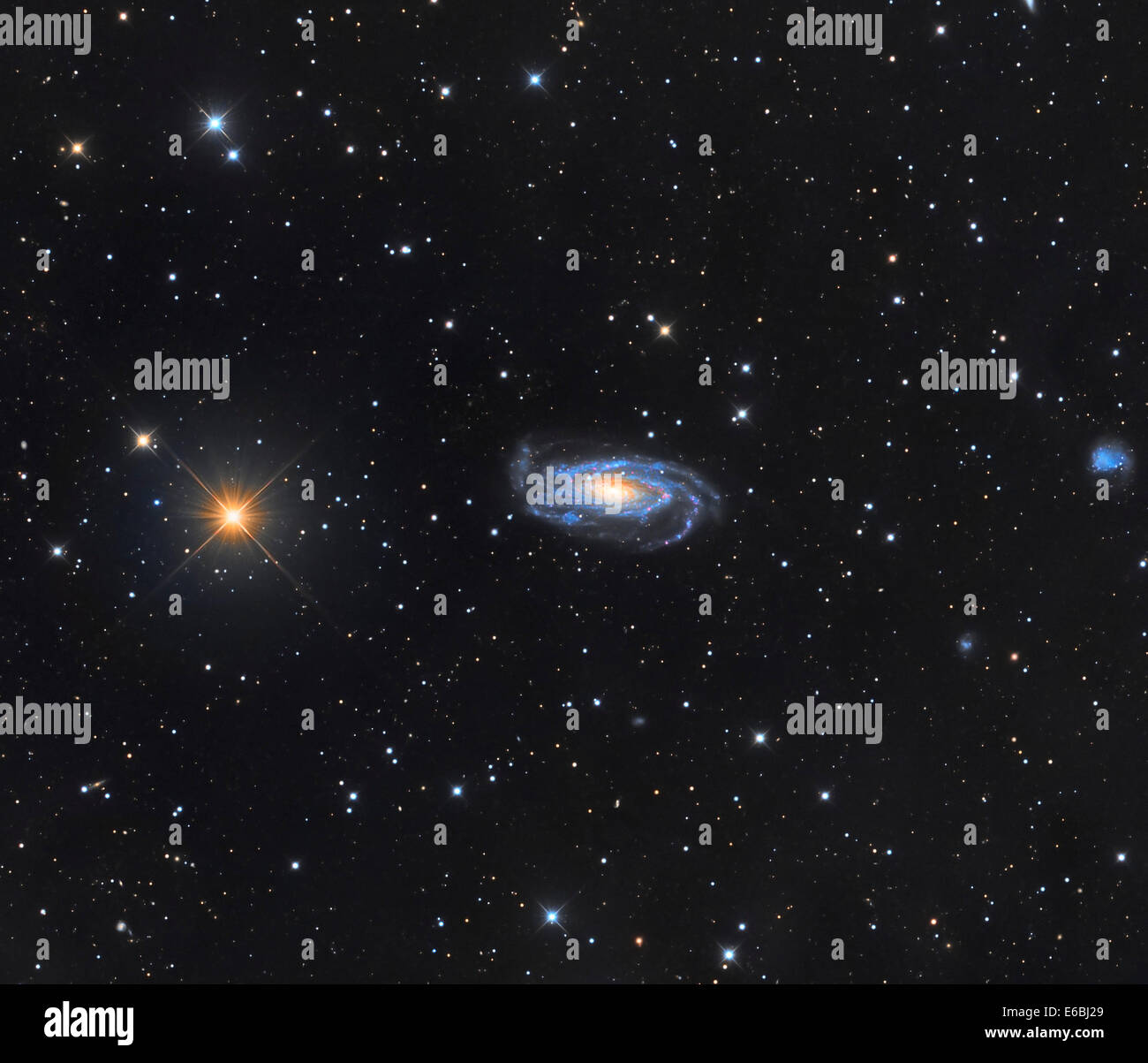 NGC 5033 se trouve à environ 40 millions d'années-lumière dans la constellation du nord bien formés Venatici Cannes. Cette portra télescopique Banque D'Images