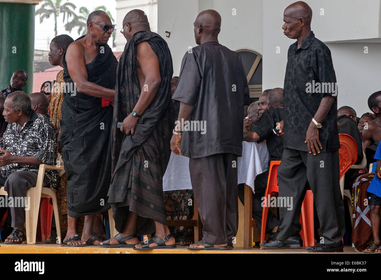 Les chefs de tribu à cérémonie funèbre, Cape Coast, Ghana, Afrique Banque D'Images