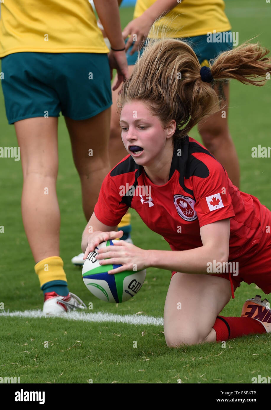 Nanjing, Chine, province de Jiangsu. 20e Août, 2014. Catherine Boudreault du Canada convoite la la balle pendant la femmes médaille d'or du rugby à 7 contre l'Australie à Nanjing 2014 Jeux Olympiques de la jeunesse à Nanjing, capitale de la Chine de l'Est ?s de la province de Jiangsu, 20 août 2014. Le Canada a remporté la médaille d'argent. Credit : Yan Yan/Xinhua/Alamy Live News Banque D'Images