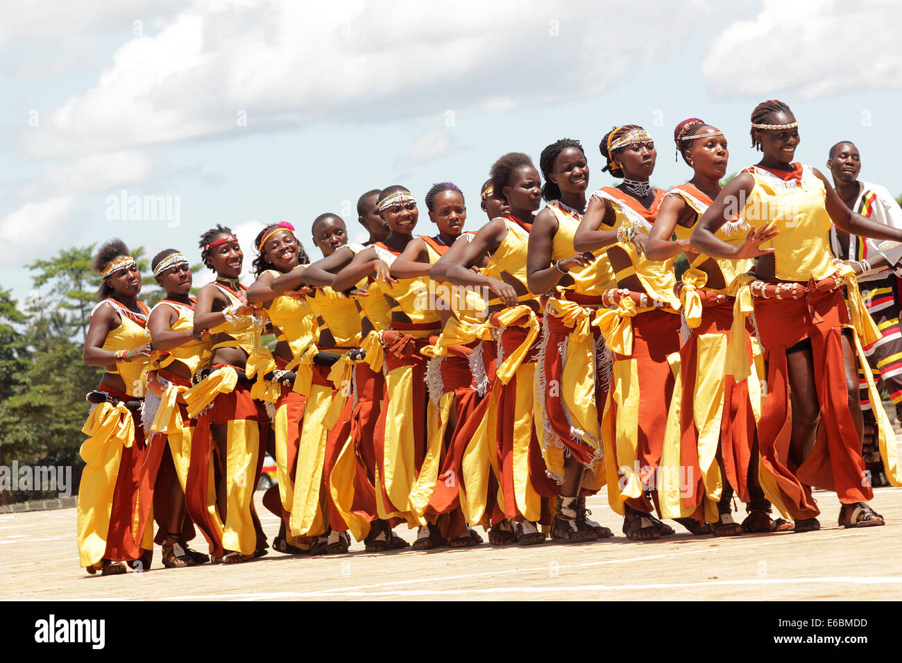 Des danseurs traditionnels divertir les invités à Kampala, Ouganda Banque D'Images