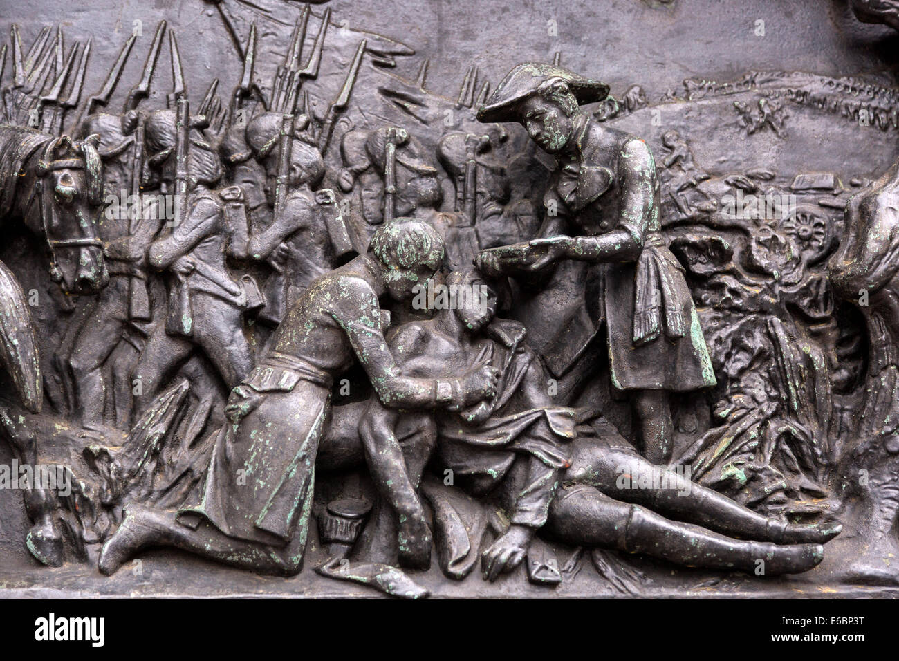 Une guerre relief sur le socle de la statue du duc de Wellington, Glasgow, Ecosse et le métal d'un soldat blessé de secours Banque D'Images