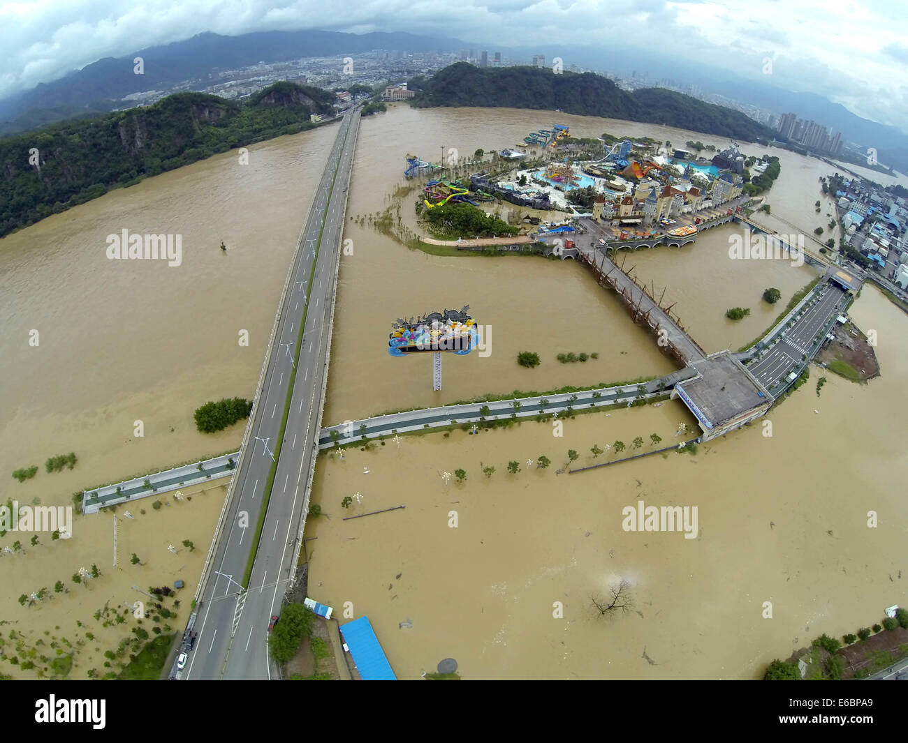 Lishui. 20e Août, 2014. Photo aérienne prise le 20 août 2014 montre l'augmentation du niveau d'eau dans la rivière Oujiang à Lishui Ville, la Chine de l'est la province de Zhejiang. Plus de 20 000 personnes ont été évacuées en pluie-inondation déclenchée a frappé la ville. Credit : Liang Zhen/Xinhua/Alamy Live News Banque D'Images