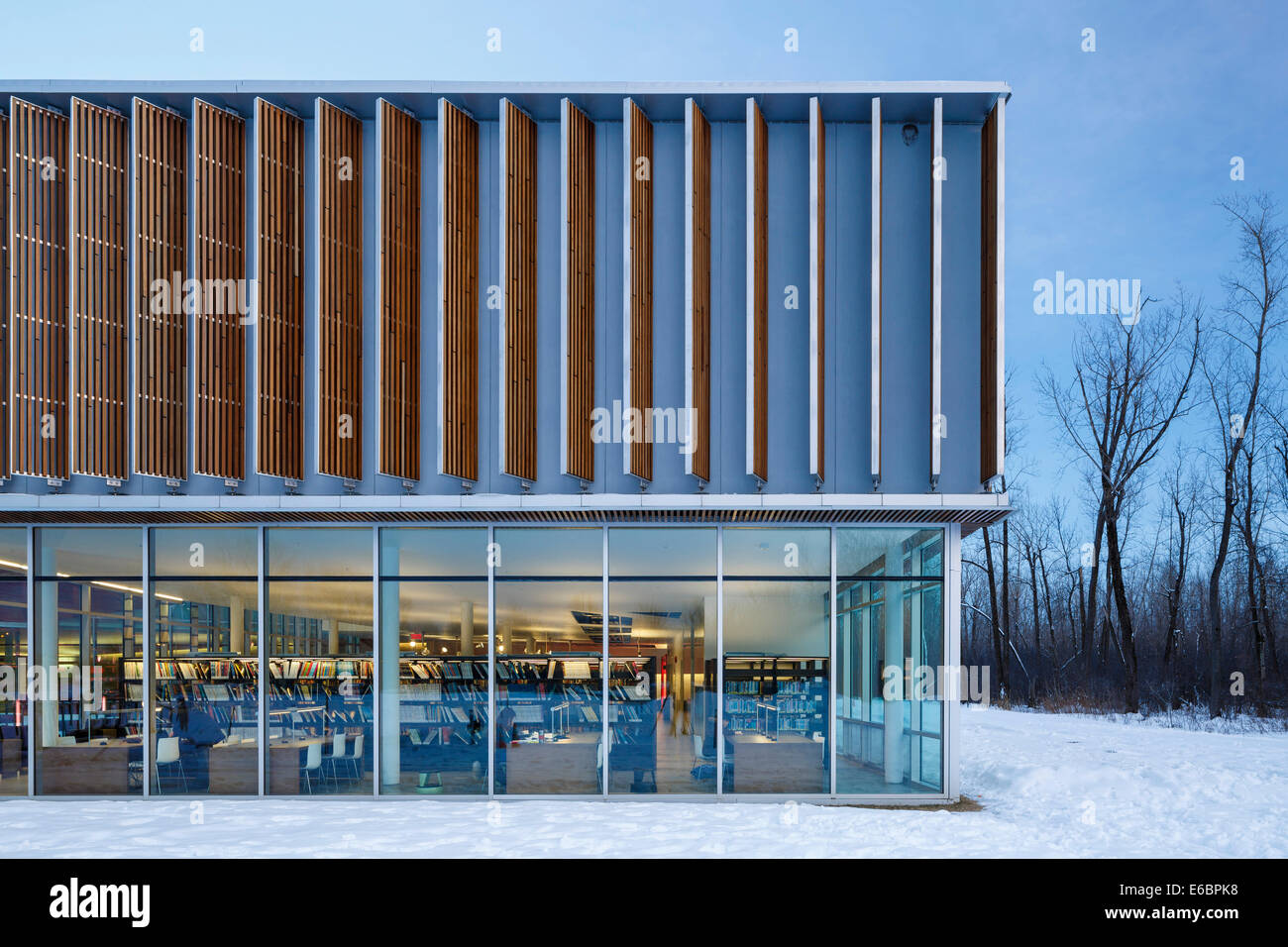 Bibliotheque Raymond Levesque, Longueuil, Canada. Architecte : Atelier de série et Jodoin Lamarre Pratte, 2010. Élévation partielle à l'ud Banque D'Images