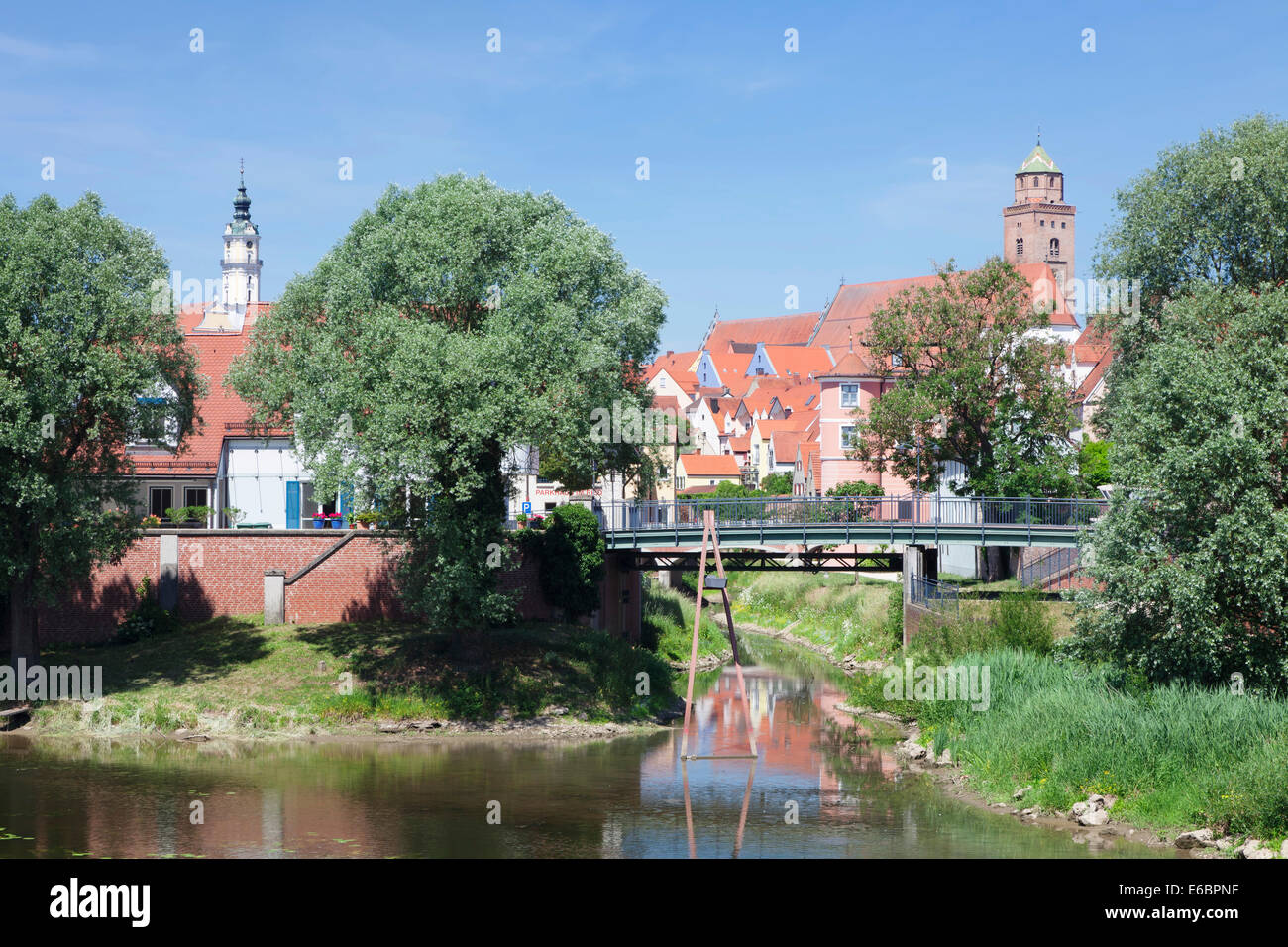 Ried île sur la rivière Wörnitz avec Liebfrauenmünster ou le Munster de notre chère dame et l'église de pèlerinage de la Sainte Banque D'Images