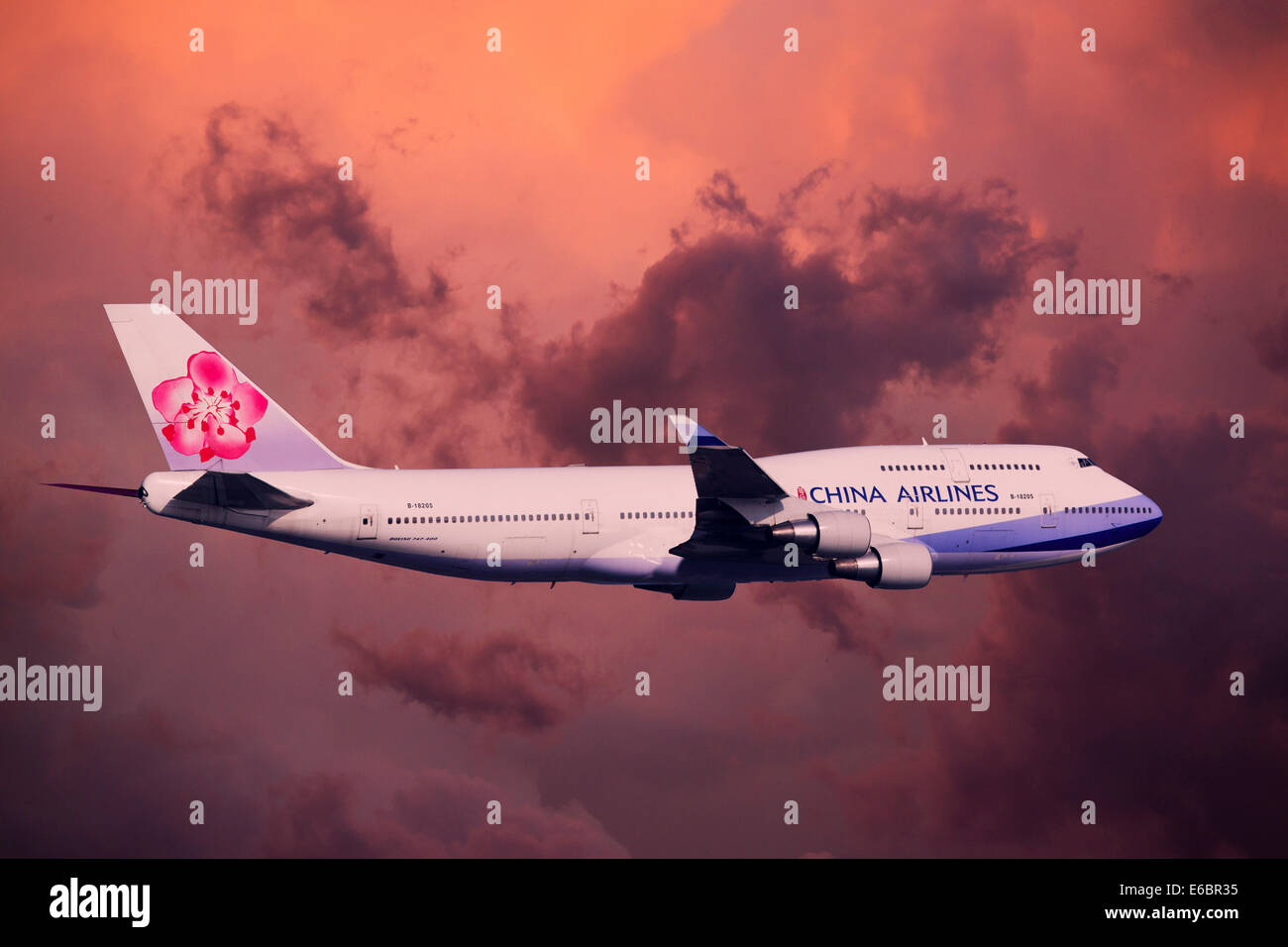 China Airlines Boeing 747-409 en vol pendant un orage Banque D'Images
