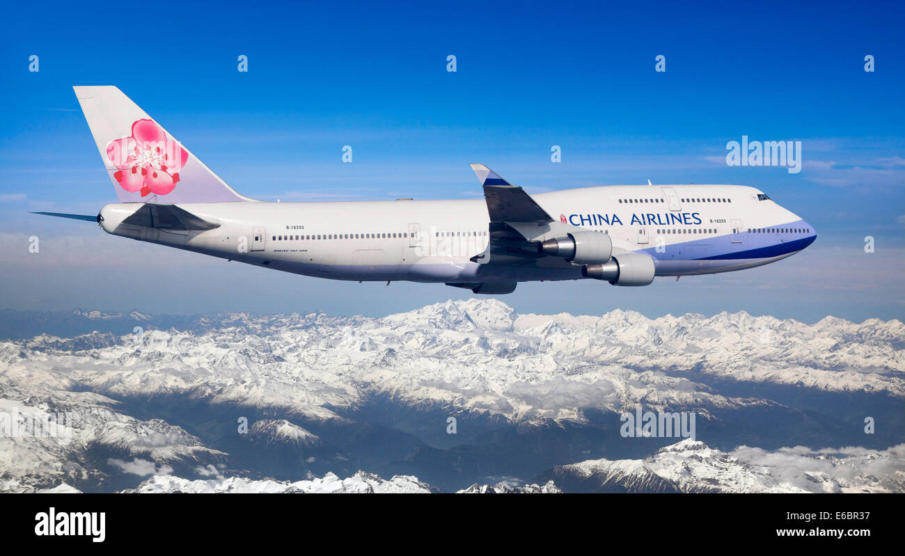 China Airlines Boeing 747-409 en vol au dessus des Alpes, Suisse Banque D'Images