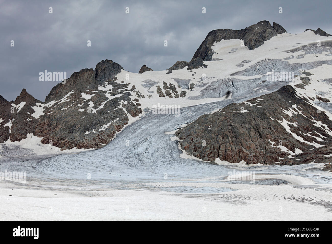 La fonte de la langue glaciaire du glacier qui s'écoule dans l'Oberalpstock Cavardiras Glacier, Grisons, Suisse Banque D'Images