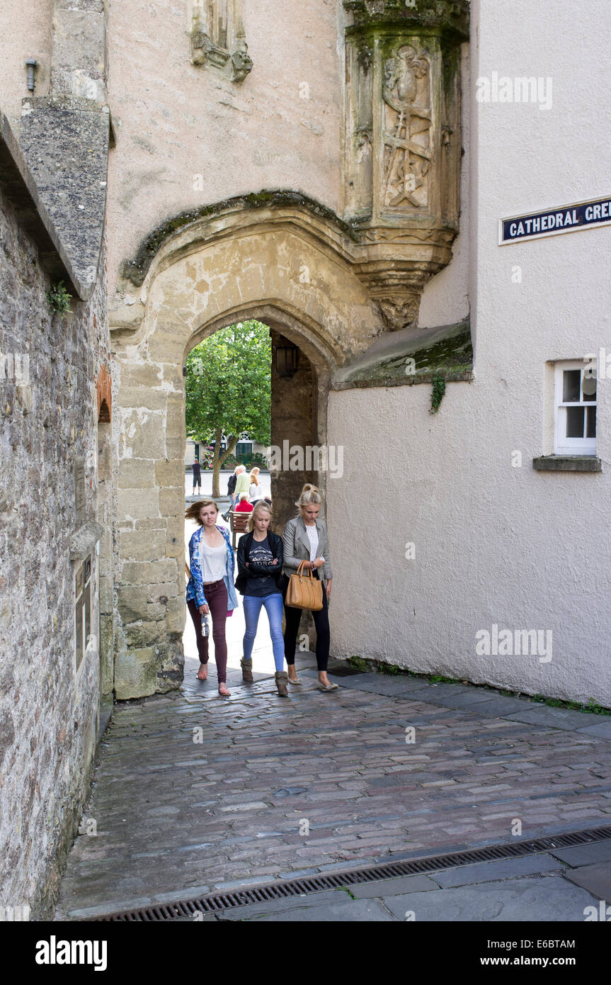 Teenage Girls walking through désargentés véranda de Wells Cathedral UK Somerset Banque D'Images