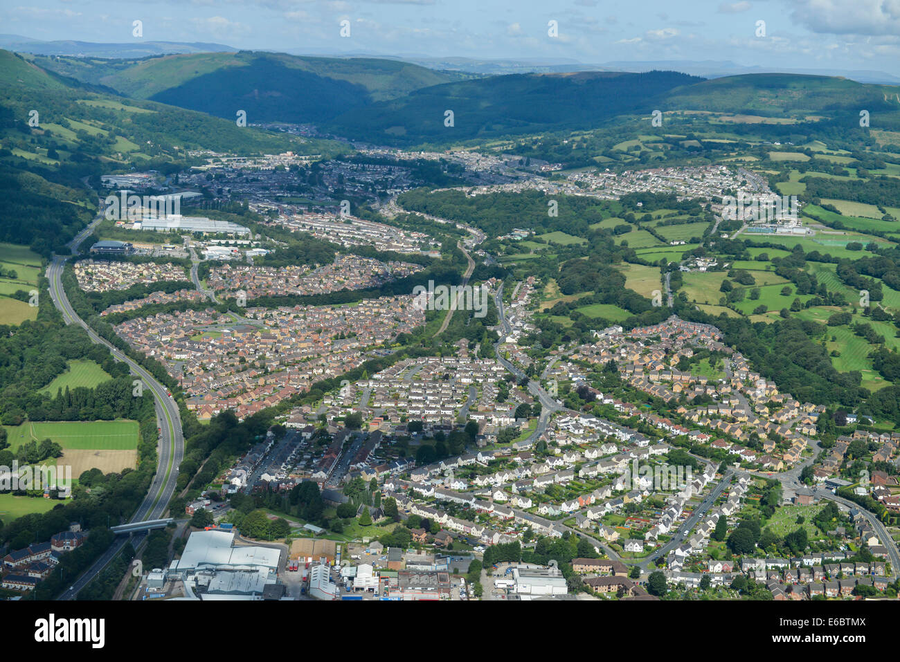 Une vue aérienne à la recherche à partir de la périphérie de Newport d'une vallée avec Suceava visibles à l'horizon. South Wales, UK. Banque D'Images