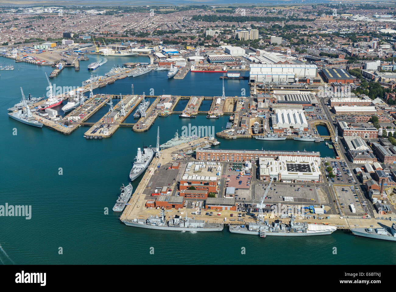 Une vue aérienne du chantier naval de Portsmouth, Hampshire Banque D'Images