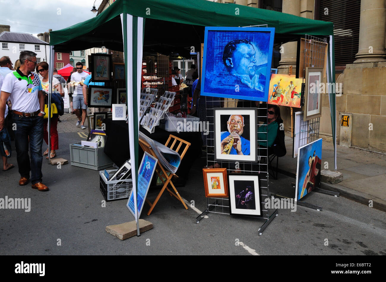 Art en vente dans la rue pendant le Festival de jazz de Brecon Banque D'Images