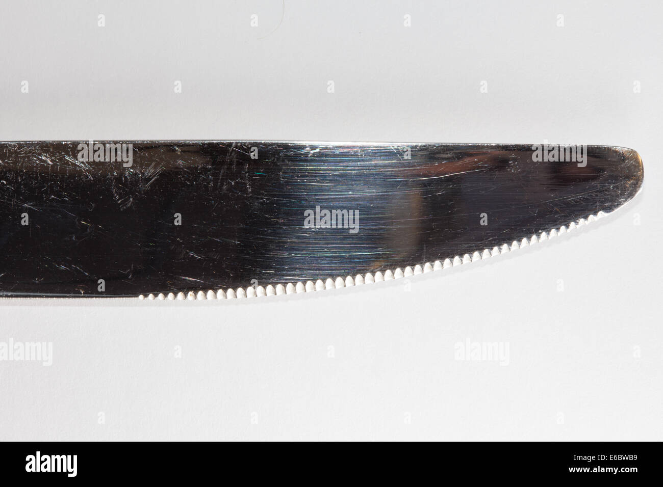 Bord strié d'un couteau de table en acier inoxydable Banque D'Images