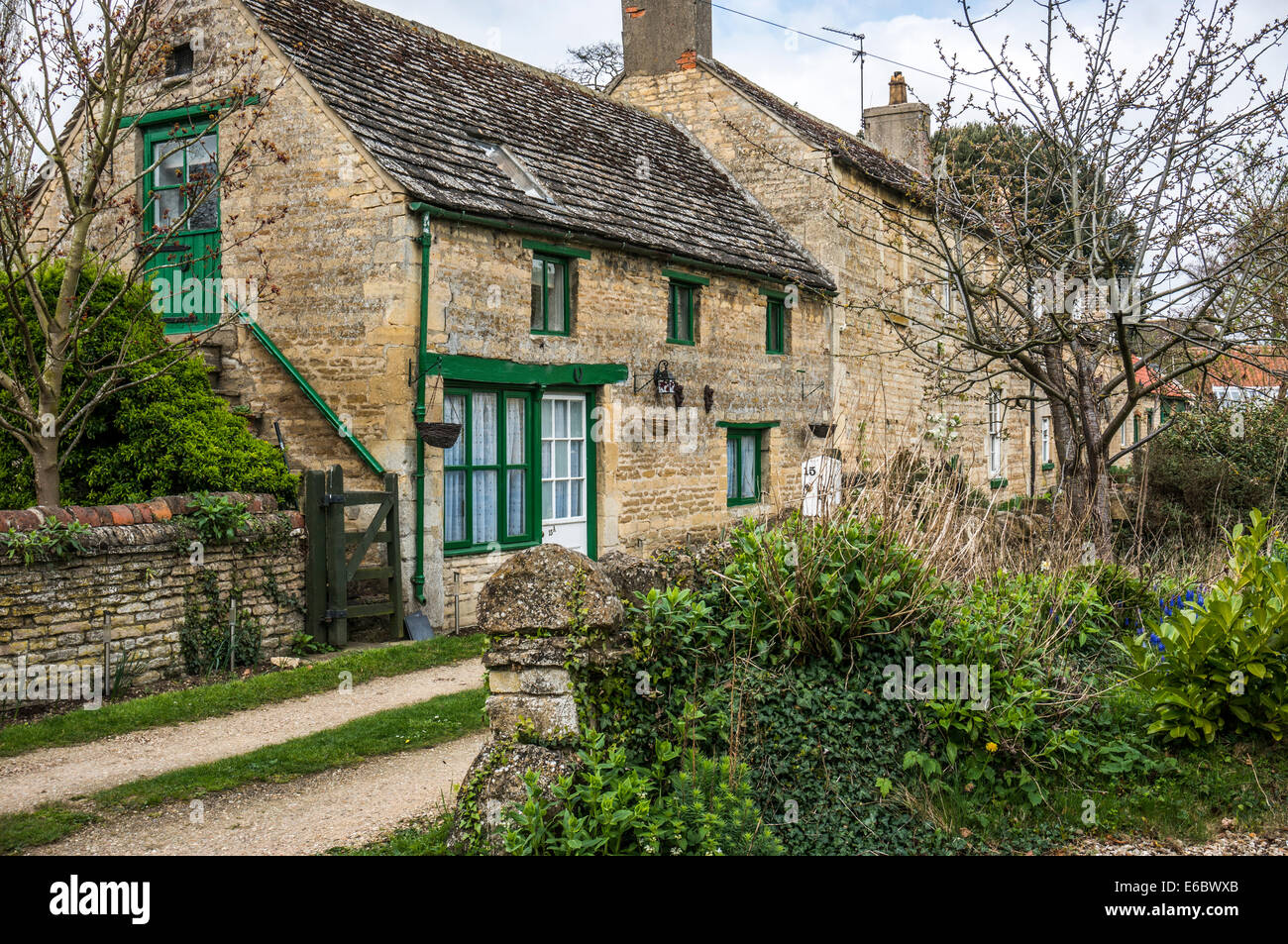 Attrayant, traditionnel, construit en pierre, maisons d'époque au large de la rue de l'église, village à Northborough, Cambridgeshire, Angleterre, Royaume-Uni. Banque D'Images