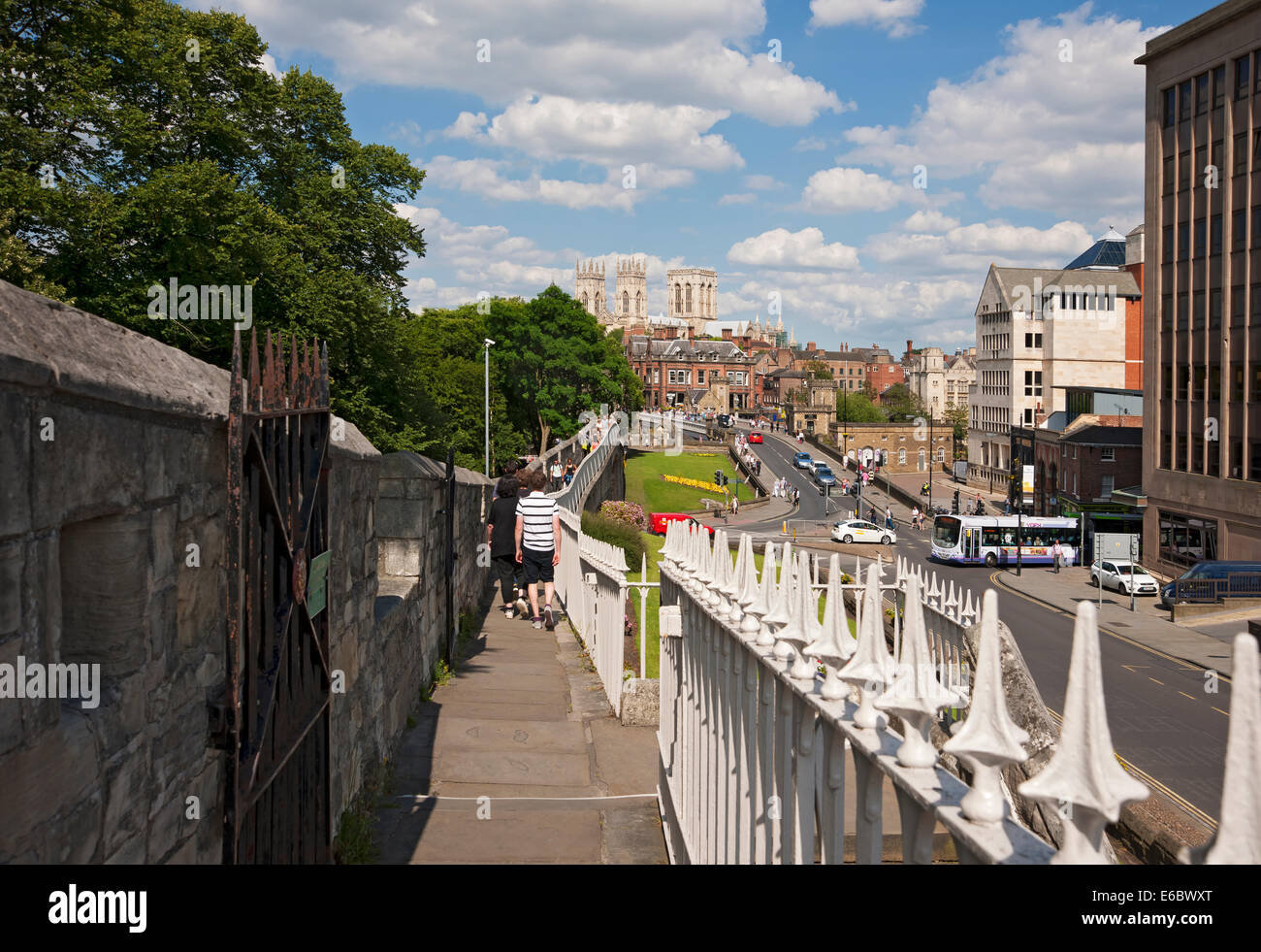 Gens touristes visiteurs marchant le long des murs de la ville en été avec The Minster en arrière-plan York North Yorkshire Angleterre Royaume-Uni Royaume-Uni Grande-Bretagne Banque D'Images