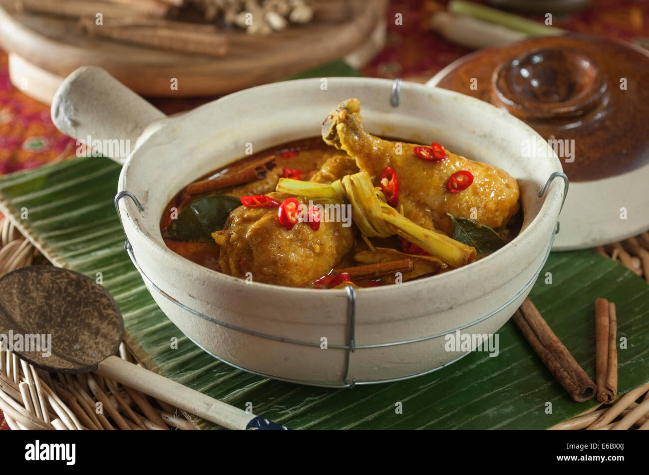 Gulai ayam. Poulet au curry indonésien. L'Indonésie Banque D'Images