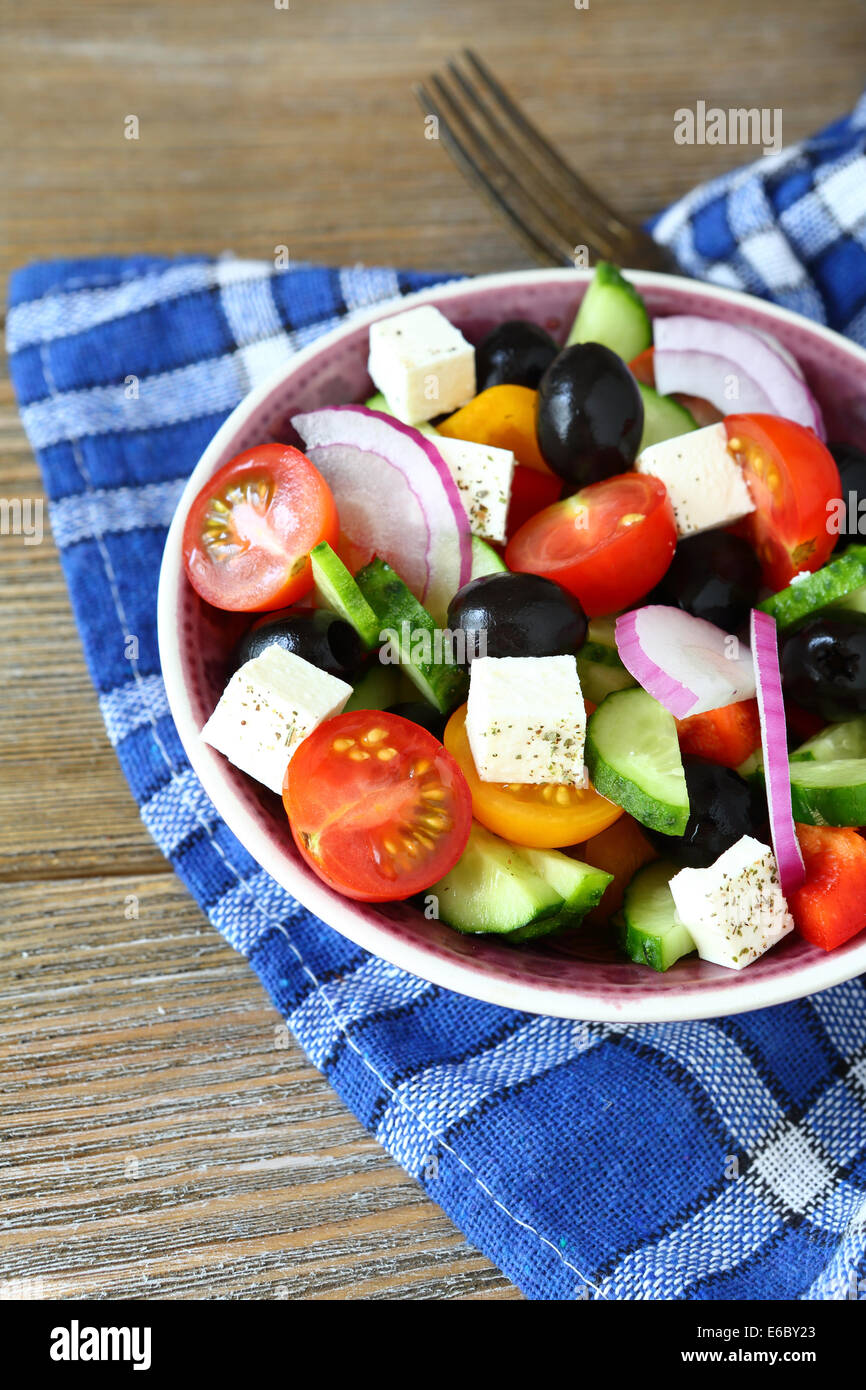 Salade de légumes appétissants avec olives et fromage grec, gros plan de l'alimentation Banque D'Images